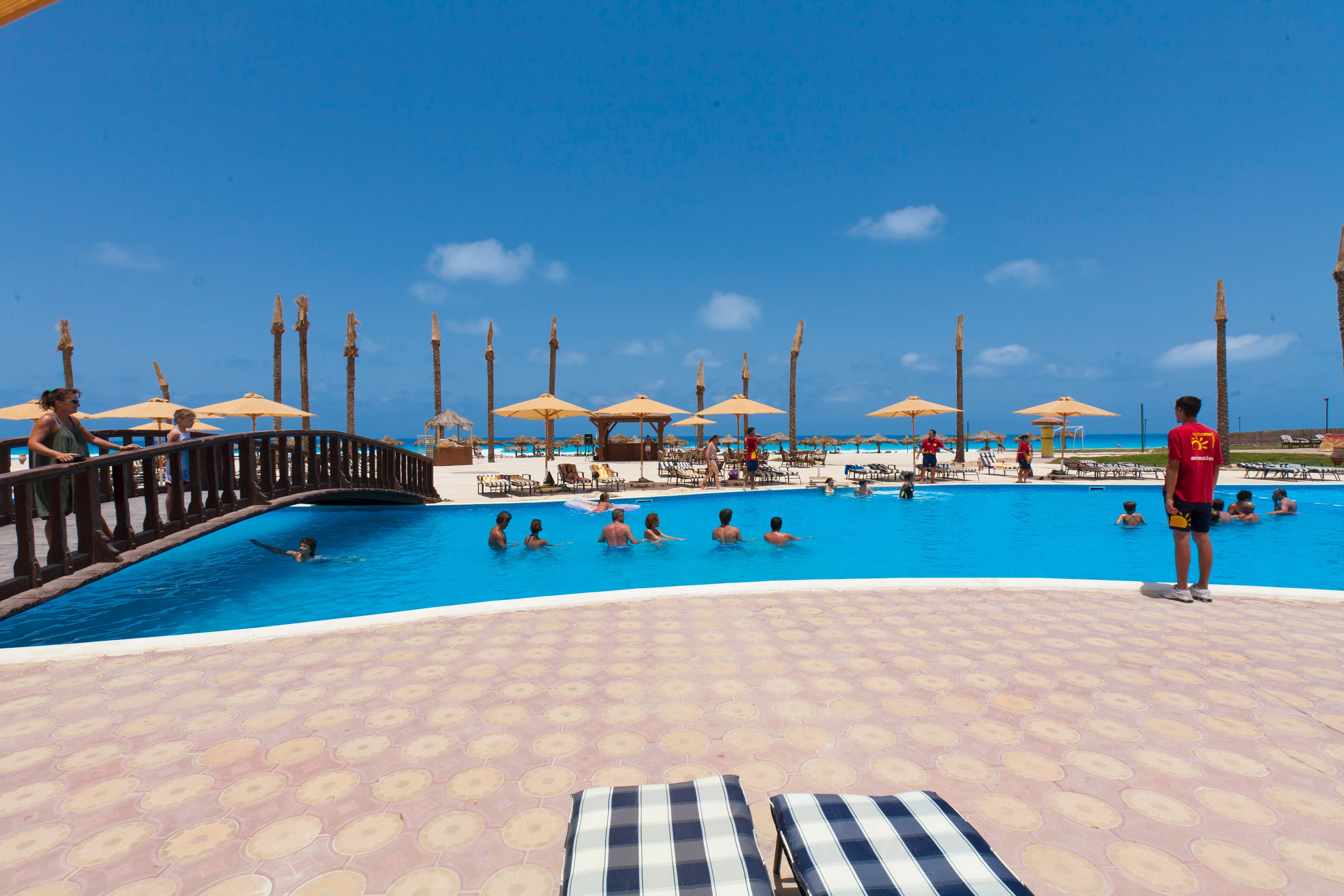 Borg El Arab Beach Resort Buitenkant foto The swimming pool at the resort