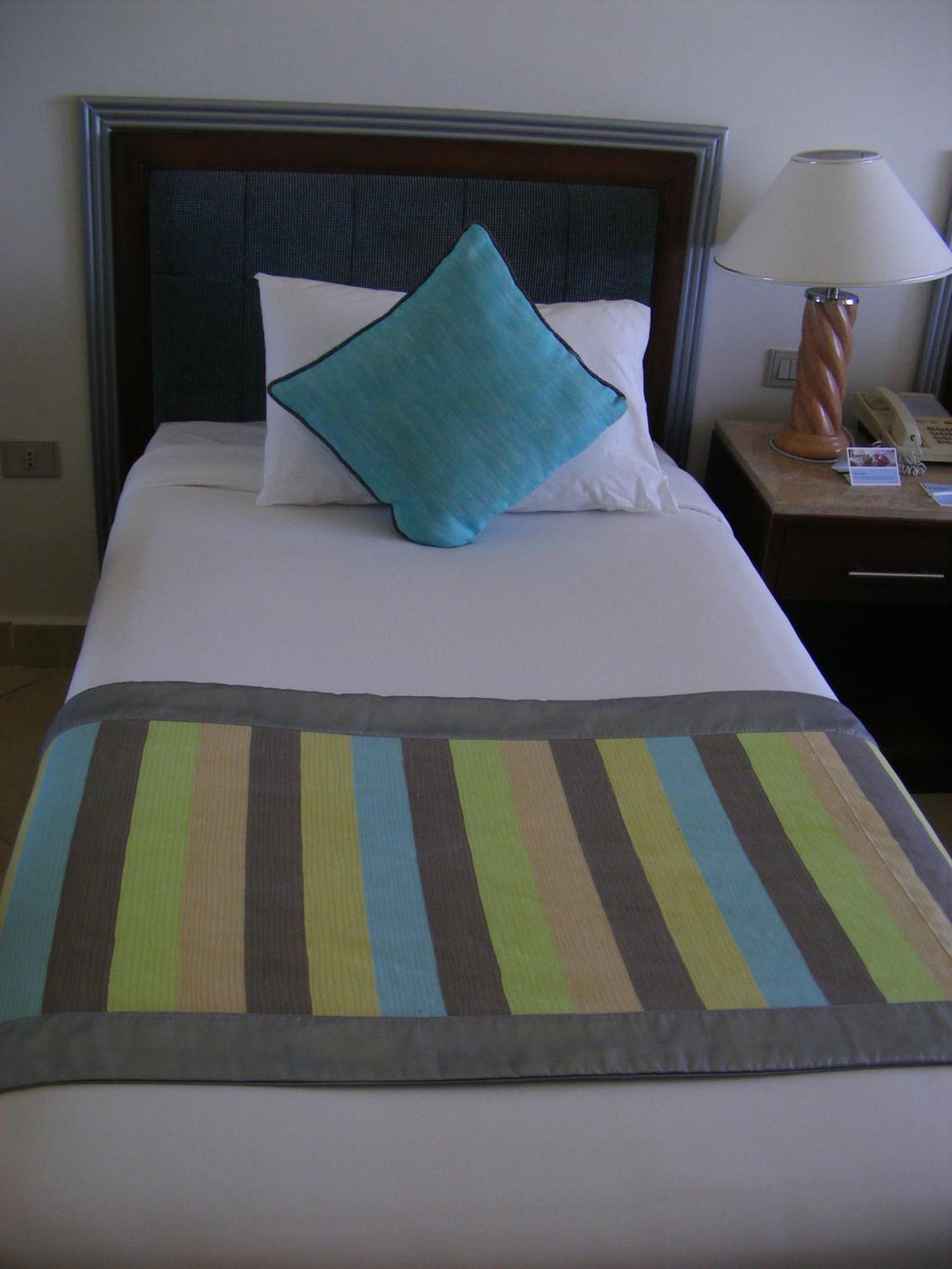 Borg El Arab Beach Resort Buitenkant foto A bed with a bed runner